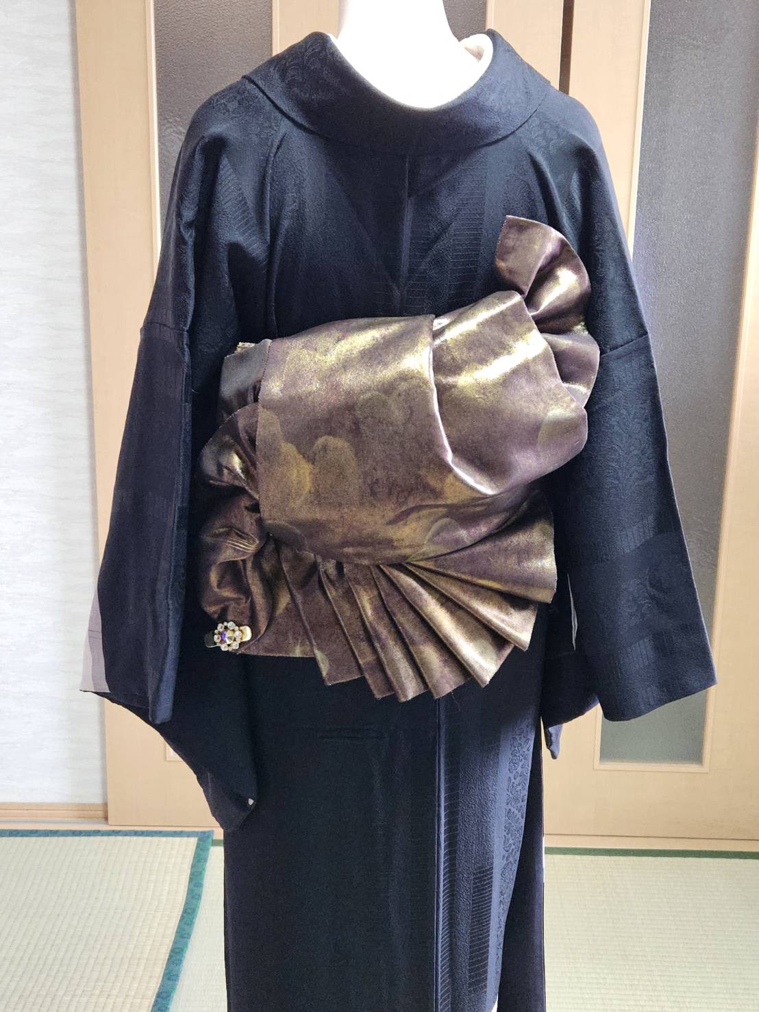 黒い着物に合わせた金紫の創作帯結び