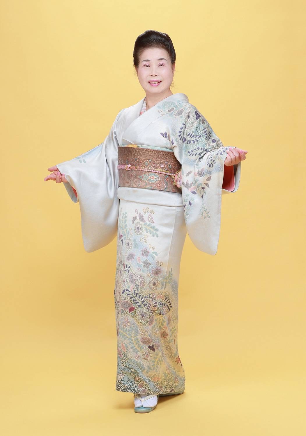 山口倫子 プロフィール(全身)